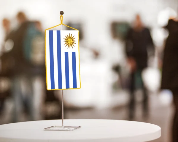 Uruguay asztali zászló – 15×25 cm Uruguay asztali zászló – 15×25 cm – álló, aranyrojtos kivitel