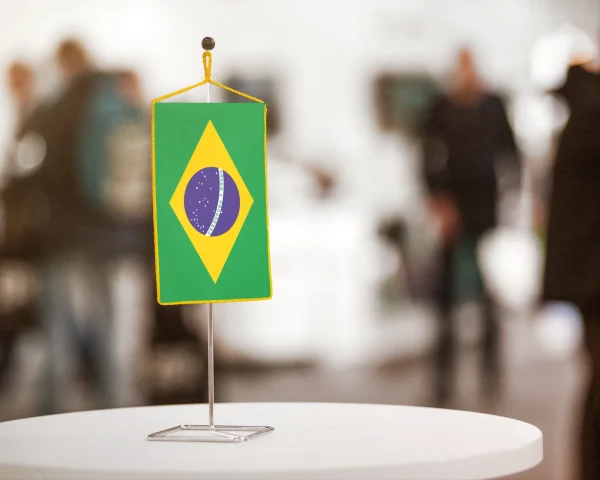 Brazília asztali zászló – 15×25 cm Brazília asztali zászló – 15×25 cm – álló, aranyrojtos kivitel