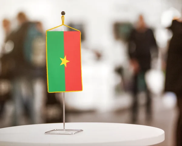 Burkina Faso asztali zászló – 15×25 cm Burkina Faso asztali zászló – 15×25 cm – álló, aranyrojtos kivitel