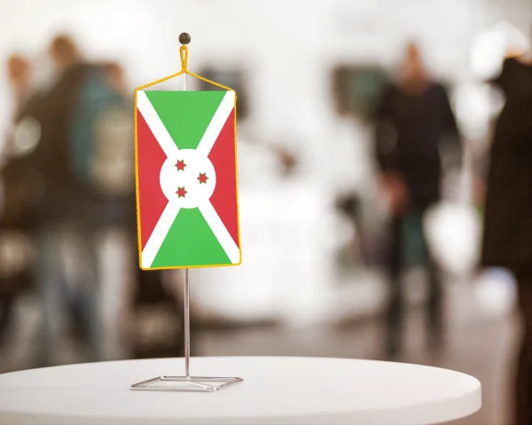 Burundi asztali zászló – 15×25 cm Burundi asztali zászló – 15×25 cm – álló, aranyrojtos kivitel