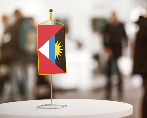Antigua and Barbuda asztali zászló – 15×25 cm Antigua and Barbuda asztali zászló – 15×25 cm – álló, aranyrojtos kivitel