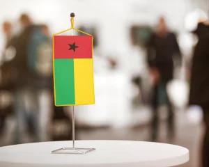 Bissau-Guinea asztali zászló – 15×25 cm
