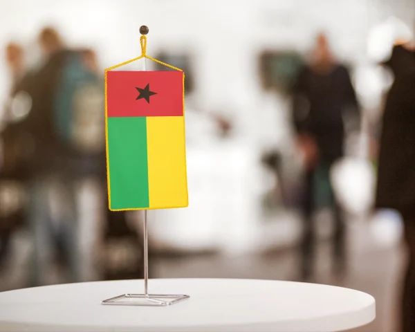 Bissau-Guinea asztali zászló – 15×25 cm Bissau-Guinea asztali zászló – 15×25 cm – álló, aranyrojtos kivitel